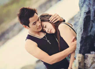 10 lucruri ciudate și foarte drăguțe pe care le fac bărbații și femeilor le adoră.