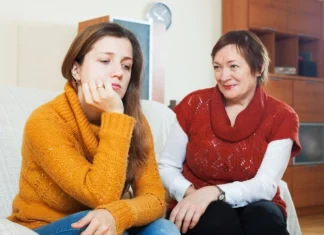 10 semne că soacra ta te urăște