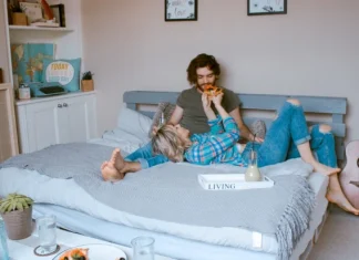 10 semne că un bărbat te place