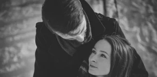 10 semne care ar indica că fostul tău încă nu a trecut peste tine
