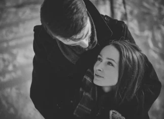 10 semne care ar indica că fostul tău încă nu a trecut peste tine