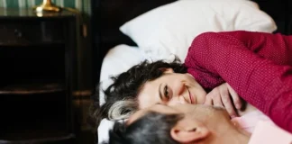 11 Scurte poezii de dragoste pentru a face un bărbat să se îndrăgostească