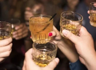 15 jocuri distractive de băut (grup și cupluri)