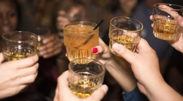 15 jocuri distractive de băut (grup și cupluri)
