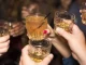 15 jocuri distractive de băut (grup și cupluri)