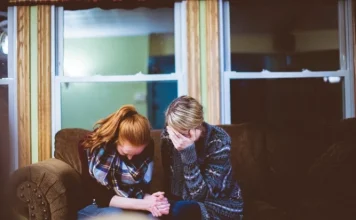 45 de fraze pentru a înveseli un prieten care este trist