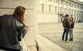 5 SFATURI PENTRU A-I SPUNE PRIETENULUI TĂU CĂ O FATA EI ÎNȘELĂ