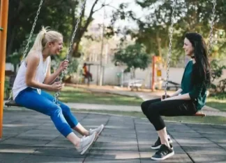 → 50 de întrebări amuzante de râs 【singuri sau însoțiți】🙂