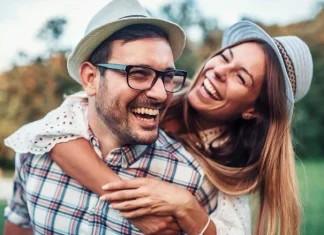 A avea o relație vs a fi singur, care este cel mai bun?