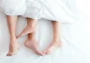 Ce înseamnă când tu și partenerul tău dormiți cu picioarele împletite?