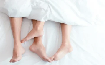 Ce înseamnă când tu și partenerul tău dormiți cu picioarele împletite?