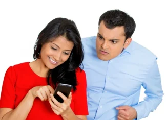 Cinci semne pe care le dă un bărbat când încă este atras de tine.