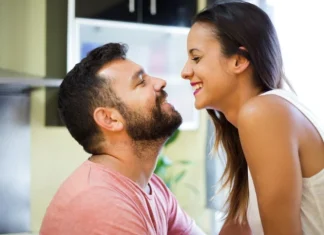 Când un bărbat iubește o femeie, face aceste lucruri spontan.