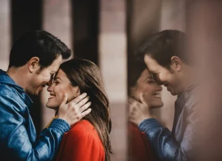 Când un bărbat te iubește, vei ști asta după felul în care te mângâie.