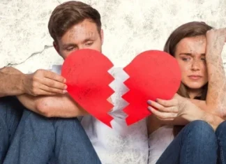 Când vorbești cu partenerul tău noaptea, relația ta durează mai mult