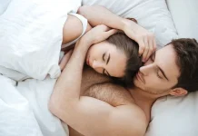 Cum să domine un bărbat în pat cu 4 pași simpli.