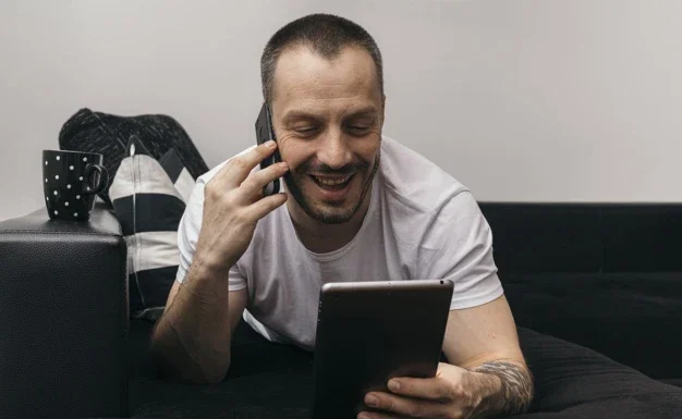 Cum să faci un bărbat să răspundă la toate mesajele tale.