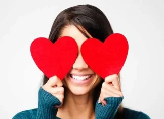 De ce ne îndrăgostim de o persoană și nu de alta? 4 teorii o explică.