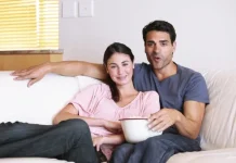 Este bine sau rău să urmărești porno în cuplu?