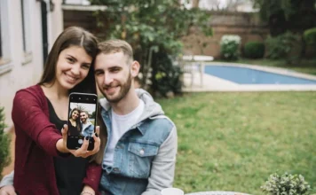 Explicația de ce partenerul tău nu publică fotografii cu tine în rețele