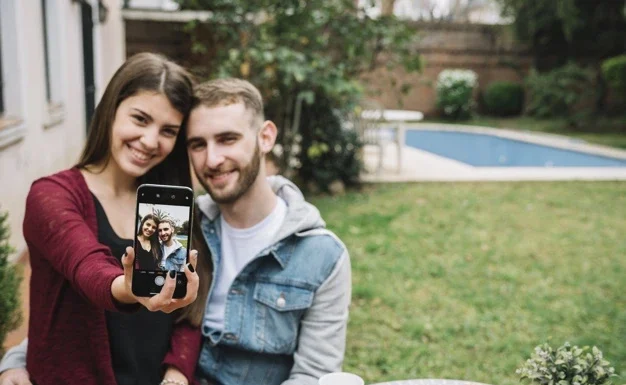 Explicația de ce partenerul tău nu publică fotografii cu tine în rețele