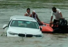 Fiul nerecunoscător își împinge mașina BMW în râu furios că părinții lui nu i-au putut cumpăra Jaguarul pe care și-l dorea