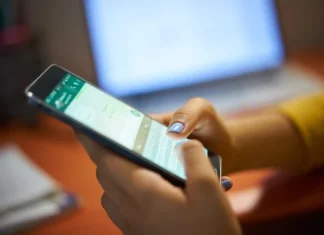Lucruri pe care le faci pe WhatsApp care îți distrug relația