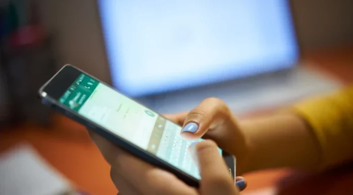 Lucruri pe care le faci pe WhatsApp care îți distrug relația