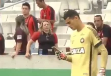 Motivul pentru care un portar brazilian se uită la telefonul mobil în mijlocul unui joc.