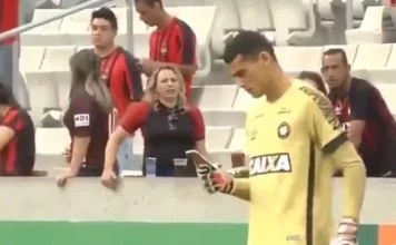 Motivul pentru care un portar brazilian se uită la telefonul mobil în mijlocul unui joc.