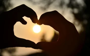 Ți-ai pierdut dragostea vieții tale? Nu merită să te agăți de ceva care te doare doar pentru că uneori te face să zâmbești.
