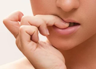 Îți muști pielea degetelor? Poți avea dermatofagie.