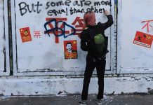 Sloganurile de propaganda chineza transforma peretele de arta stradala din Londra intr-un loc de protest impotriva Beijingului