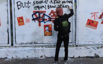 Sloganurile de propaganda chineza transforma peretele de arta stradala din Londra intr-un loc de protest impotriva Beijingului