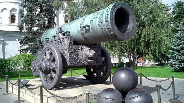 22 Rusia-Moscova-Kremlin-Tsar-Cannon-turn-1825-2005-02_tn