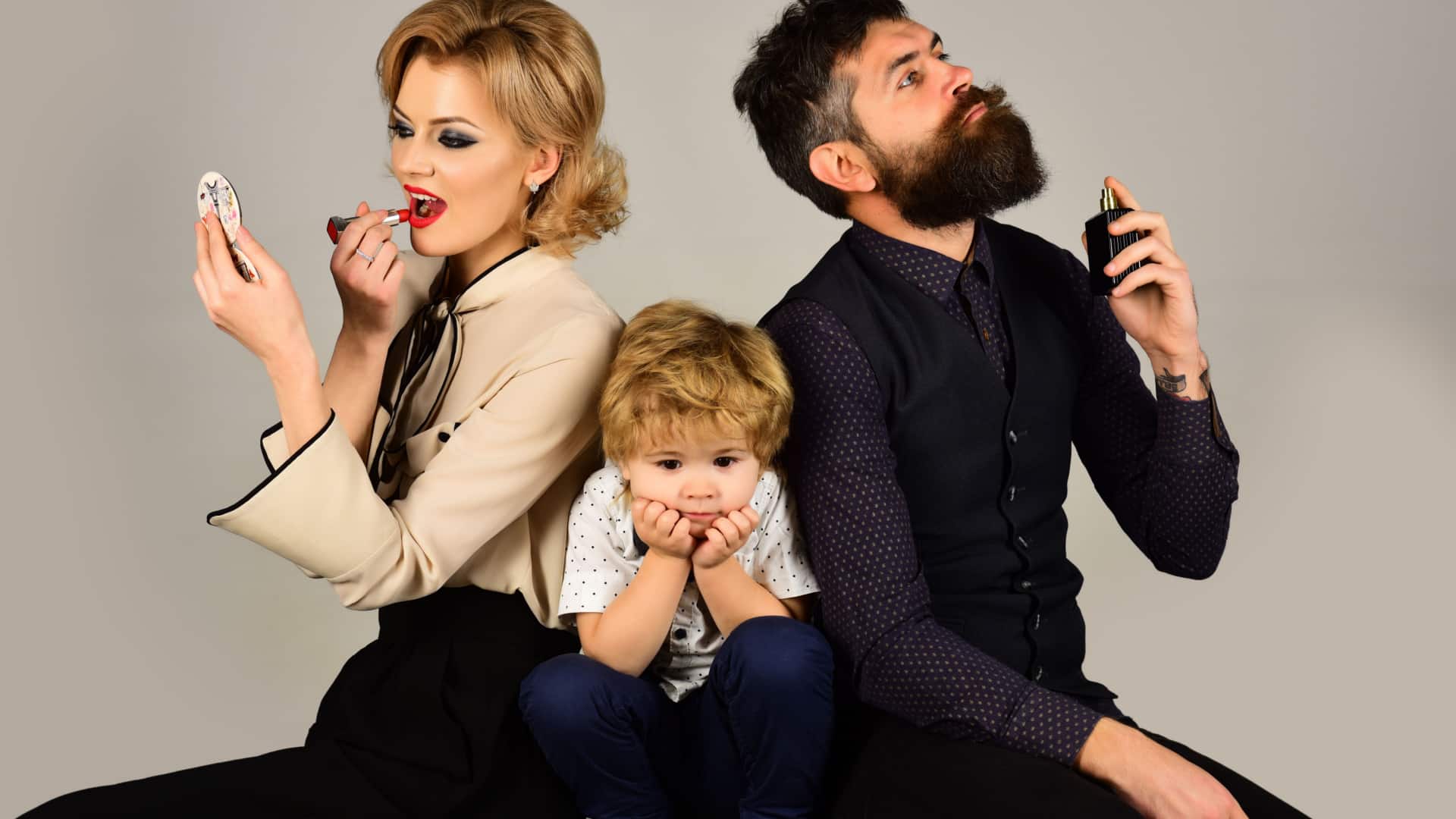 parintii isi fac singuri treaba ignorand copilul lor mic care sta intre ei
