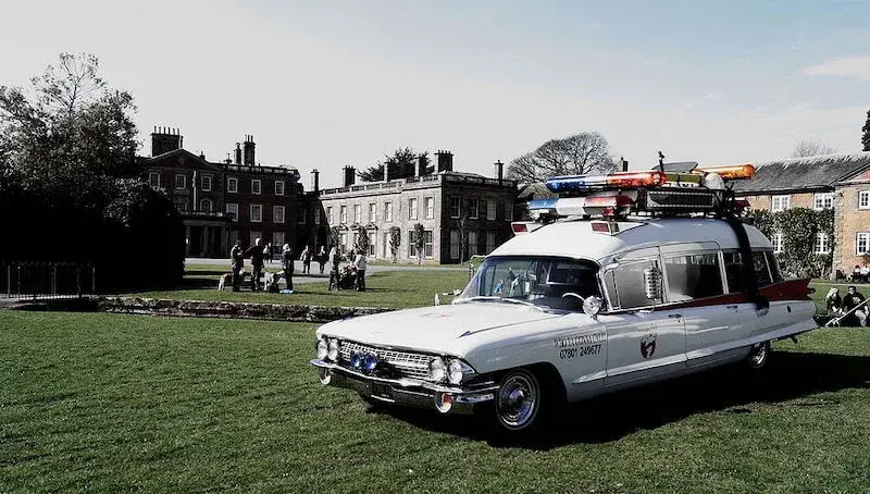 Masina ectomobil a Ghostbusters expusa pe gazon la casa impunatoare