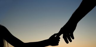 Imbratisarea este un semn de iubire? Beneficii si modalitati de implementare